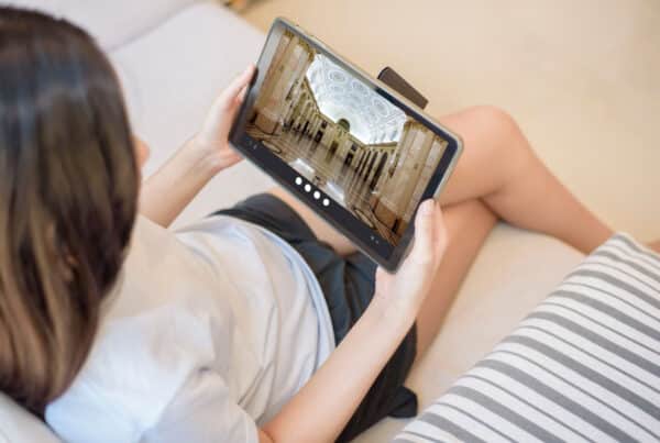 girl navigating online tour