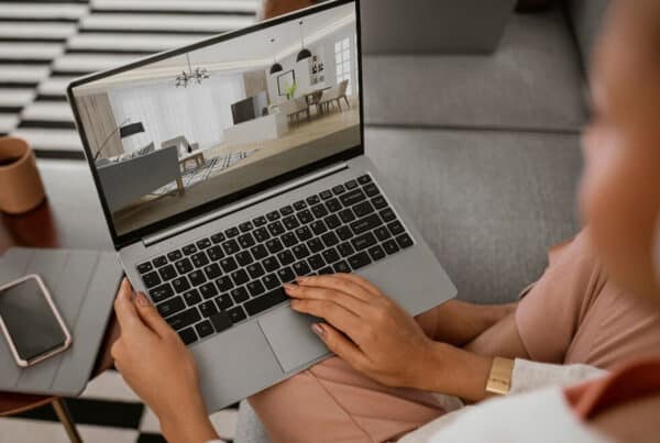 womoan using her laptop